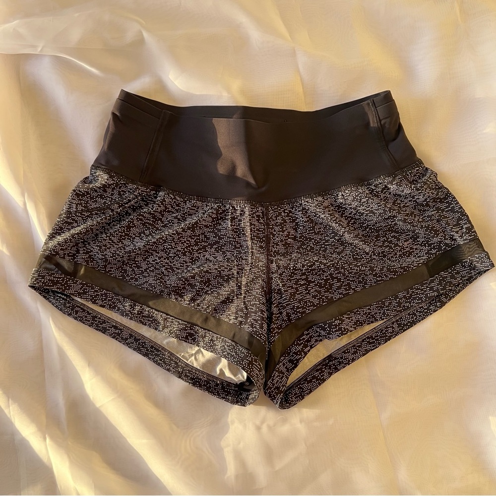 EUC Lululemon Pace Perfect Short (3")
Soundwave White Black / Black
Size 6